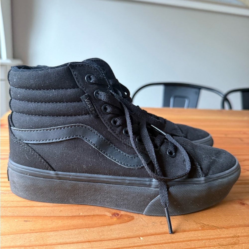Black high top vans.